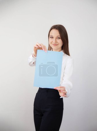 Téléchargez les photos : Jeune femme d'affaires heureuse au bureau - en image libre de droit