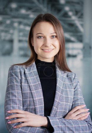 Foto de Joven mujer de negocios feliz en el cargo - Imagen libre de derechos