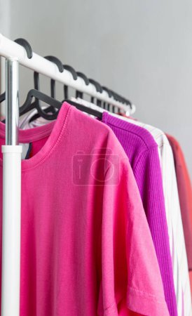 vêtements pour femmes en couleurs rose tendance sur un cintre