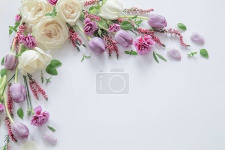 Marco de hermosas flores sobre fondo blanco
