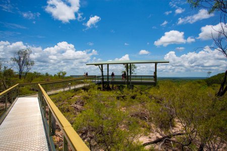 Téléchargez les photos : Pont d'observation moderne près des chutes Tolmer dans le parc national de Litchfield, Territoire du Nord, Australie, d'où un magnifique paysage de forêt de mousson peut être observé. - en image libre de droit