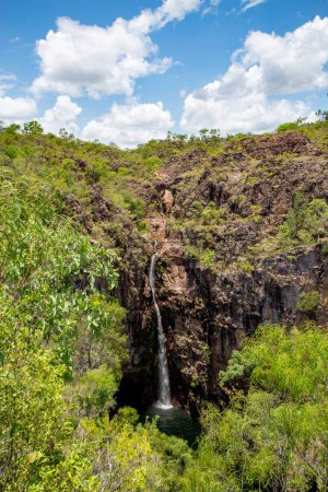 Foto de Tolmer Falls es una cascada en dos gotas en una piscina en el arroyo Tolmer, ubicado en el Parque Nacional Litchfield, Territorio del Norte, Australia - Imagen libre de derechos