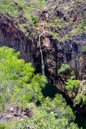 Téléchargez les photos : Tolmer Falls est une cascade en deux gouttes dans un bassin profond sur le ruisseau Tolmer, situé dans le parc national de Litchfield, Territoire du Nord, Australie - en image libre de droit