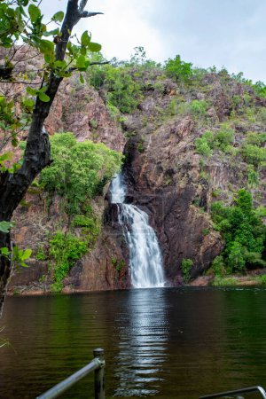 Téléchargez les photos : Wangi Falls est une cascade segmentée dans un bassin profond sur le ruisseau Wangi, situé dans le parc national de Litchfield, Territoire du Nord, Australie - en image libre de droit