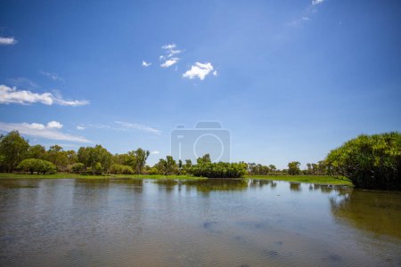 Foto de Vista de la llanura inundable del agua amarilla (Ngurrungurrudjba) Billabong, parte del río South Alligator, en Kakadu, Territorio del Norte, Australia - Imagen libre de derechos