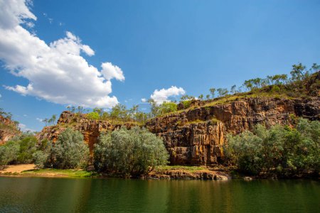 Foto de Vista del río Katherine y su profundo desfiladero tallado en piedra arenisca antigua, en el Parque Nacional Nitmiluk (desfiladero de Katherine), Territorio del Norte, Australia - Imagen libre de derechos