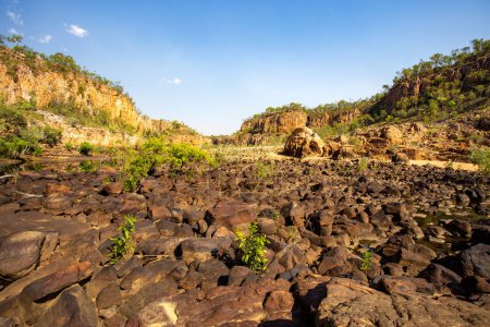 Foto de Vista del lecho rocoso del río entre la garganta profunda 1 y la garganta 2, en el Parque Nacional Nitmiluk (Garganta Katherine), Territorio del Norte, Australia - Imagen libre de derechos