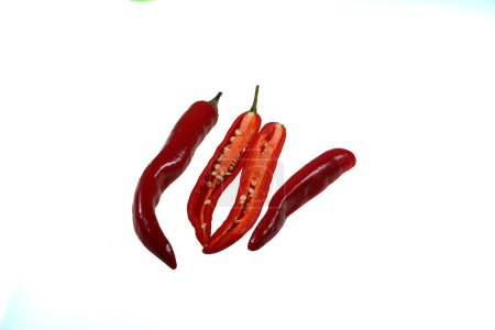 Téléchargez les photos : Le poivre rouge de Cayenne est un type de Capsicum annuum. Il s'agit généralement d'un piment modérément piquant utilisé pour aromatiser les plats. - en image libre de droit