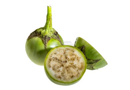 Sección de berenjena blanca tailandesa, Solanum melongena, mostrando la exhibición de las semillas en una carne interior de color crema.