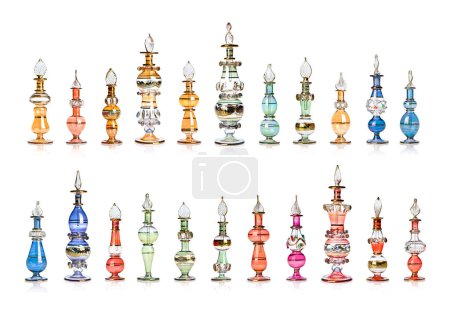 Téléchargez les photos : Grande collection de bouteilles de parfum égyptiennes vintage isolées sur blanc. Flacons d'huile essentielle asiatique. Coffret souvenir cadeau de voyage. - en image libre de droit