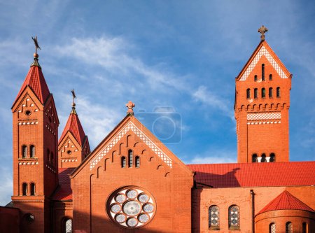 Nahaufnahme der katholischen Kathedrale St. Simon und St. Helena, Minsk, Weißrussland vor blauem Himmel. Kopierraum.