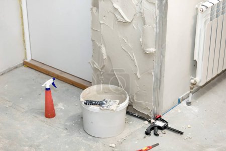 Téléchargez les photos : Mur avec du plâtre frais dessus. Maison appartement processus de rénovation - en image libre de droit