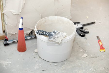 Téléchargez les photos : Wall with fresh plaster on it. Home apartment renovation process. - en image libre de droit