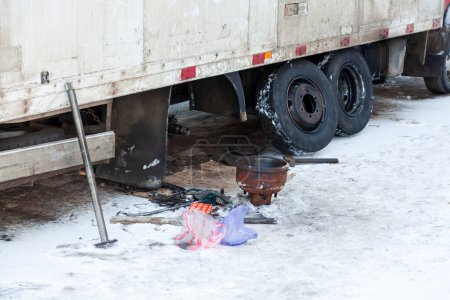 Téléchargez les photos : Camion cassé sur la route de la ville d'hiver et outils sur la neige - en image libre de droit