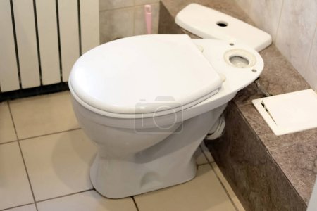 Téléchargez les photos : Bol de toilette dans une toilette à la maison, gros plan photo. - en image libre de droit