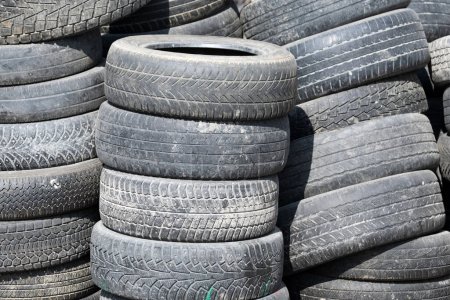 Téléchargez les photos : Vieux pneus empilés dans une pile, gros plan photo - en image libre de droit