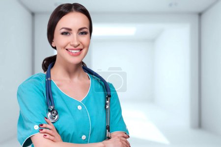 Téléchargez les photos : Portrait d'une belle jeune femme médecin avec un stéthoscope dans un hôpital - en image libre de droit