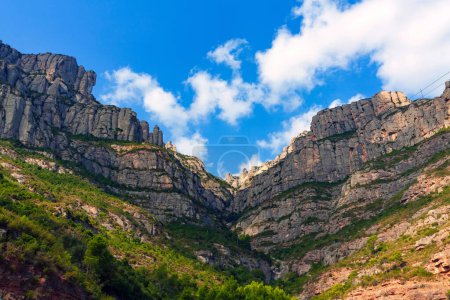 Foto de Paisaje de montaña del macizo de Montserrat, Cataluña, España. Abadía de Santa Maria de Montserrat - Imagen libre de derechos