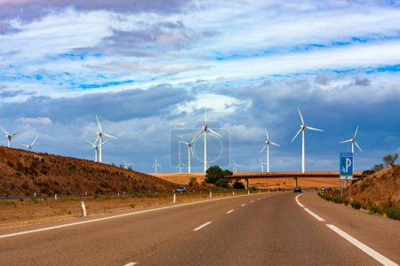 Téléchargez les photos : Moulins à vent pour la production d'électricité sur la route en Espagne. - en image libre de droit