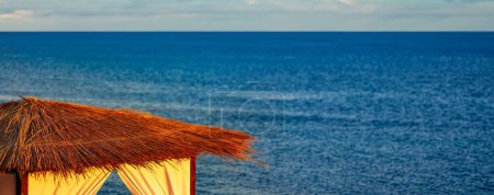 Téléchargez les photos : Bungalow de plage sur fond de mer ou d'océan. - en image libre de droit