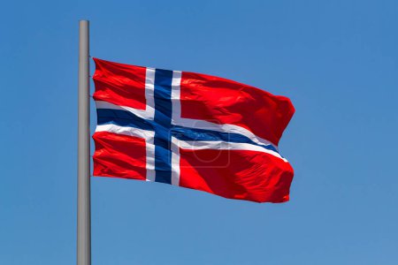 Foto de Bandera de Noruega ondeando en el viento contra el cielo azul. - Imagen libre de derechos
