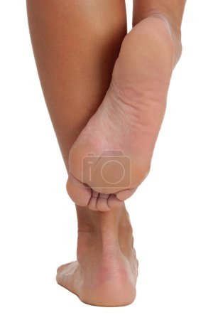 Foto de Primer plano de las piernas de una mujer aisladas sobre un fondo blanco. - Imagen libre de derechos