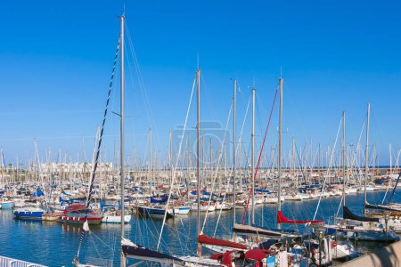 Téléchargez les photos : Yachts et bateaux dans le port de Barcelone - en image libre de droit
