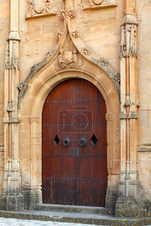 Foto de Puerta de madera gótica en el estilo gótico de la antigua catedral. - Imagen libre de derechos