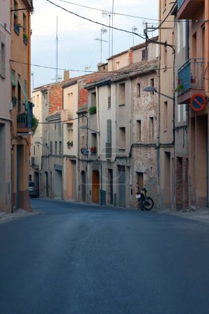Téléchargez les photos : Rue étroite dans la vieille ville de Cardona, Espagne. - en image libre de droit