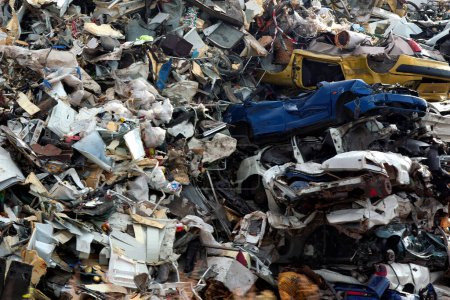 Téléchargez les photos : Pile de ferraille dans le centre de recyclage - en image libre de droit