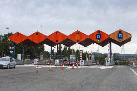 Téléchargez les photos : Vue sur la station de péage sur une route en Espagne - en image libre de droit