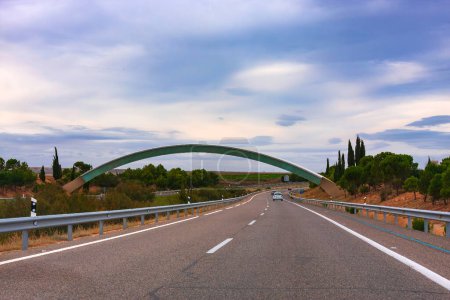 Téléchargez les photos : Sur l'autoroute en Espagne. Le méridien de Greenwich est en avance - en image libre de droit