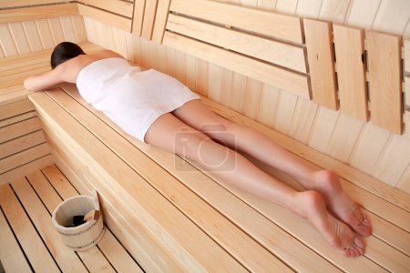 Foto de Mujer joven que se relaja en la sauna, vista superior. Concepto de tratamiento Spa - Imagen libre de derechos