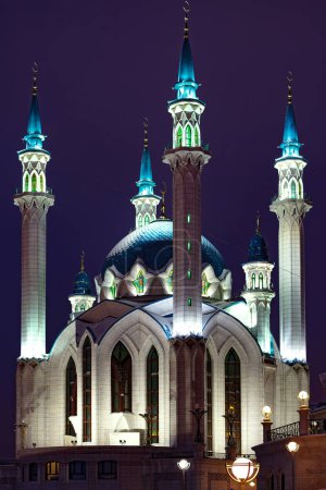 Foto de Mezquita Kul Sharif por la noche en Kazán, Tartaristán, Rusia - Imagen libre de derechos