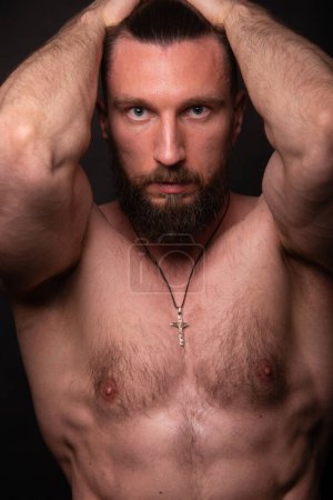 Téléchargez les photos : Fitness modèle masculin en studio - en image libre de droit