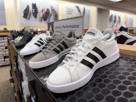 Foto de Novi, Michigan, Estados Unidos - 2 de octubre de 2022: Expositor de zapatos deportivos Adidas en el estante de los grandes almacenes KOHL. - Imagen libre de derechos