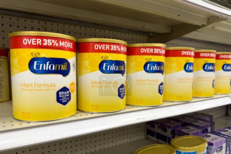 Foto de Novi, Michigan, USA - Oct 9, 2022: Grocery store shelf with canisters of Enfamil brand baby formula for infants 0-12 months. Produced by Mead Johnson, a subsidiary of Reckitt Benckiser - Imagen libre de derechos