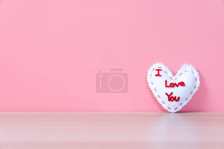 Téléchargez les photos : I Love You sewn valentines heart on pink background - en image libre de droit