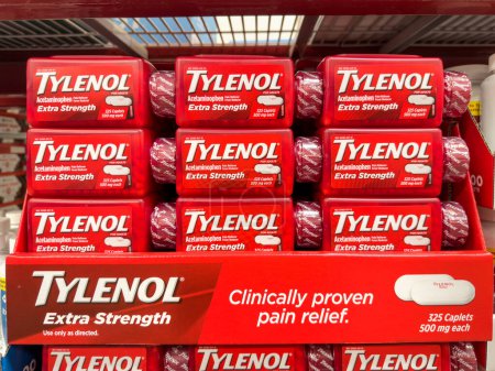 Téléchargez les photos : Novi, Michigan, US - February 3, 2023: Extra Strength Tylenol 24 caplet boxes on the shelf in a drug store. - en image libre de droit