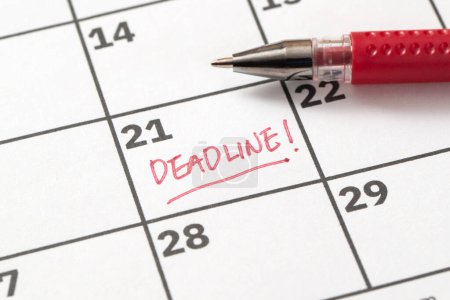 Deadline-Mahnung in roter Markierung auf Kalender geschrieben