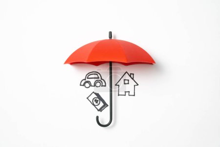 Casa, coche, iconos de dinero bajo un paraguas rojo para el concepto de protección de seguros