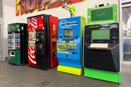 Téléchargez les photos : Novi, Michigan, États-Unis - 2 mars 2024 : Distributeurs automatiques et distributeurs automatiques de diverses entreprises à l'entrée du supermarché Walmart - en image libre de droit
