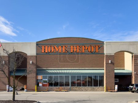 Téléchargez les photos : Novi, Michigan, États-Unis - 7 mars 2024 : L'entrée de la devanture du magasin Home Depot, le Home Depot, est un détaillant d'amélioration domiciliaire qui vend des produits et services de construction. - en image libre de droit
