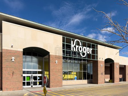 Téléchargez les photos : Novi, Michigan, États-Unis - 7 mars 2024 : Entrée et logo de l'épicerie Kroger. La Kroger Company est une chaîne de supermarchés américaine. - en image libre de droit