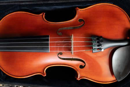 Téléchargez les photos : Gros plan violon instrument à cordes de l'orchestre dans le cas - en image libre de droit