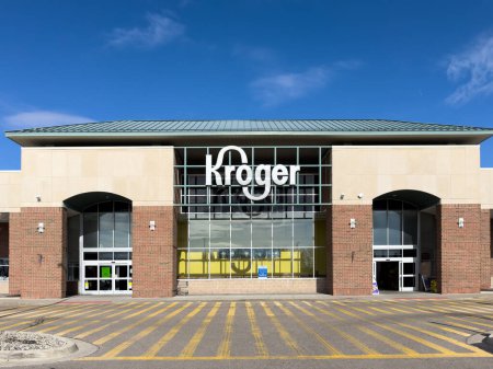 Téléchargez les photos : Novi, Michigan, États-Unis - 7 mars 2024 : Entrée et logo de l'épicerie Kroger. La Kroger Company est une chaîne de supermarchés américaine. - en image libre de droit
