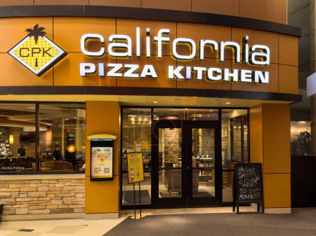 Téléchargez les photos : Novi, Michigan, États-Unis - Mar 9, 2024 : California Pizza Restaurant de cuisine dans le centre commercial Twelve Oak à Novi Michigan, CPK est connu pour sa cuisine innovante. - en image libre de droit