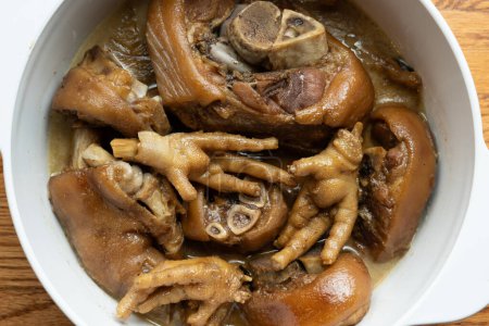 Téléchargez les photos : Cuisine chinoise d'Asie du Sud-Est pieds de poulet braisés et cuisse de porc avec sauce aux champignons et soja foncé - en image libre de droit