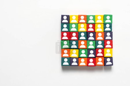 Téléchargez les photos : Blocs en bois colorés avec icône de personnes isolées sur fond blanc pour la diversité des employés, les ressources humaines et le concept de gestion - en image libre de droit