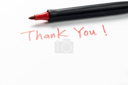 Téléchargez les photos : Message de remerciement écrit à la main avec un stylo rouge sur fond blanc, concept de gratitude ou d'appréciation - en image libre de droit